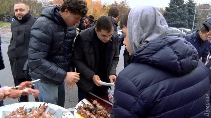 Всех желающих угощали прямо перед входом в обладминистрацию