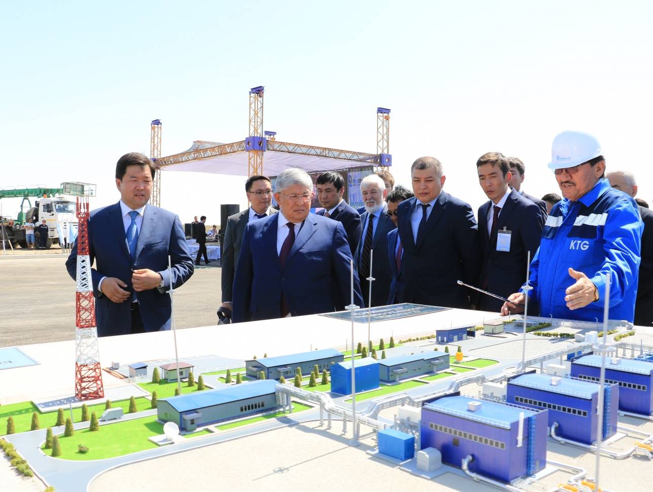 Чиновники и строители изучают проект станции 