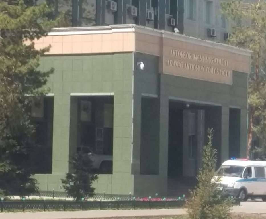 Машина врезалась в фасад здания областного акимата