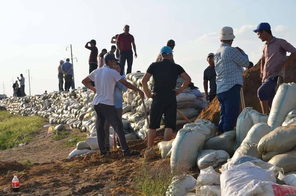 Қоғалы ауылына апарар негізгі күре жолдың су жақ бетіне ел бөгет салып жатқан сәті