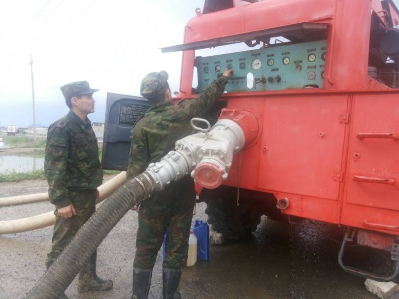 В Атырауской области борются с последствиями потопа