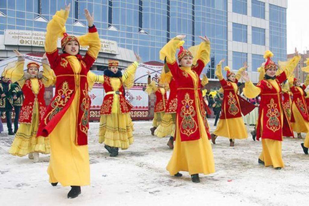 Исполнение народного танца на площади в Костанае