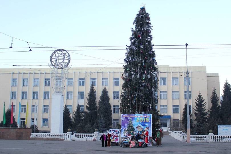 Новогодняя ёлка установлена и в центре города Нарын (Кыргызстан)