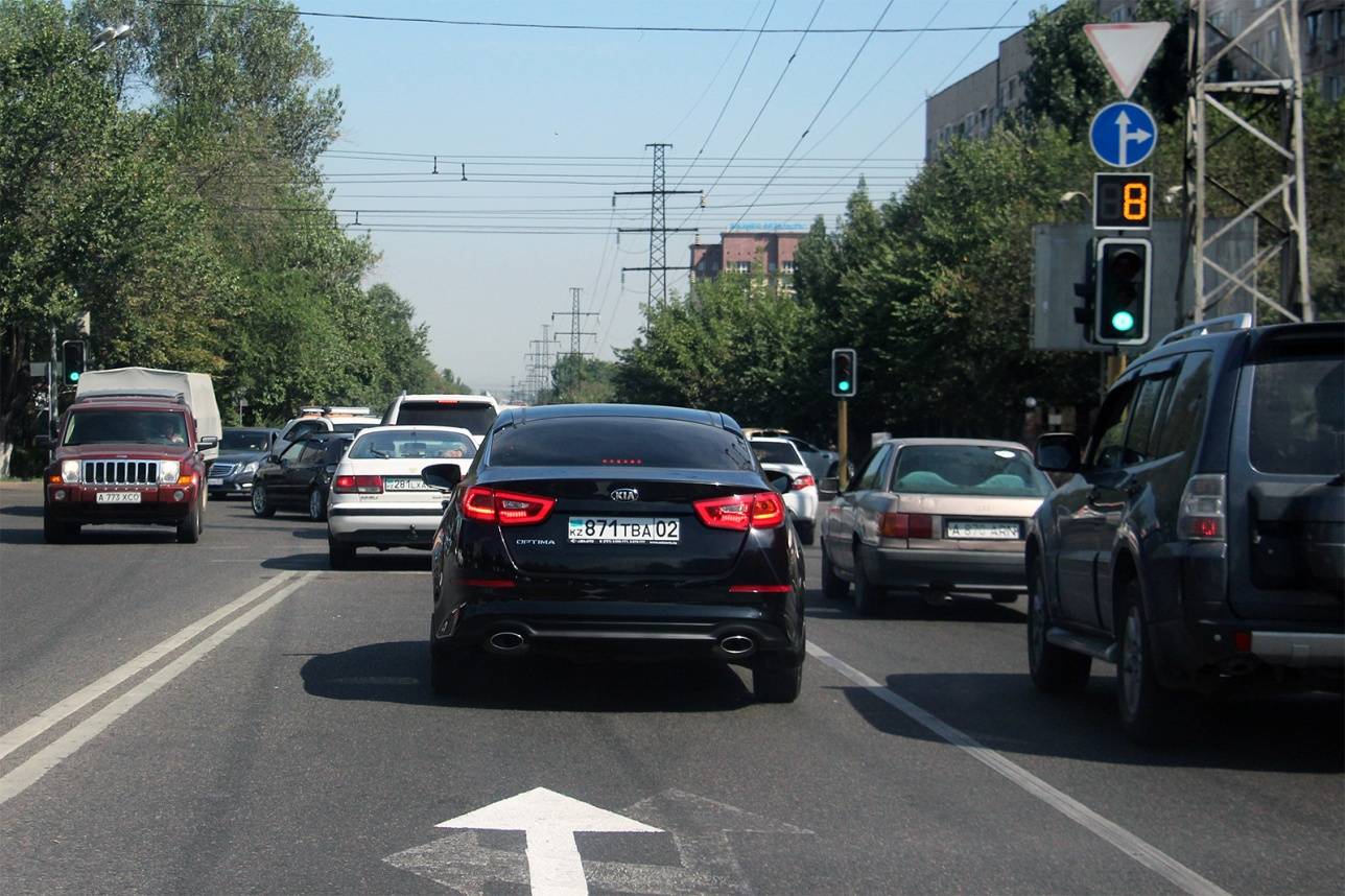 Пересечение улицы Розыбакиева с улицей Сатпаева в северном направлении