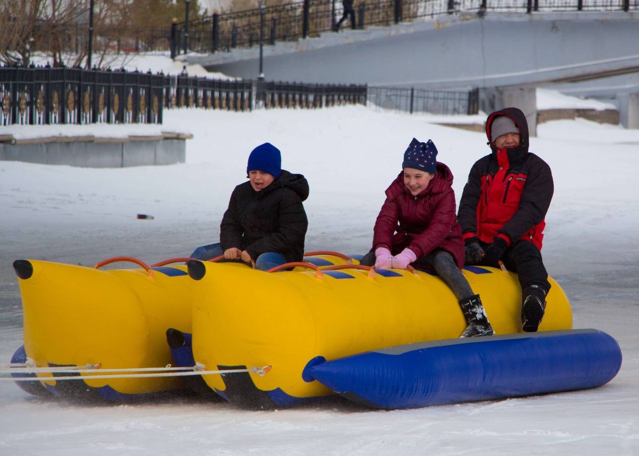 Катание на банане по льду 