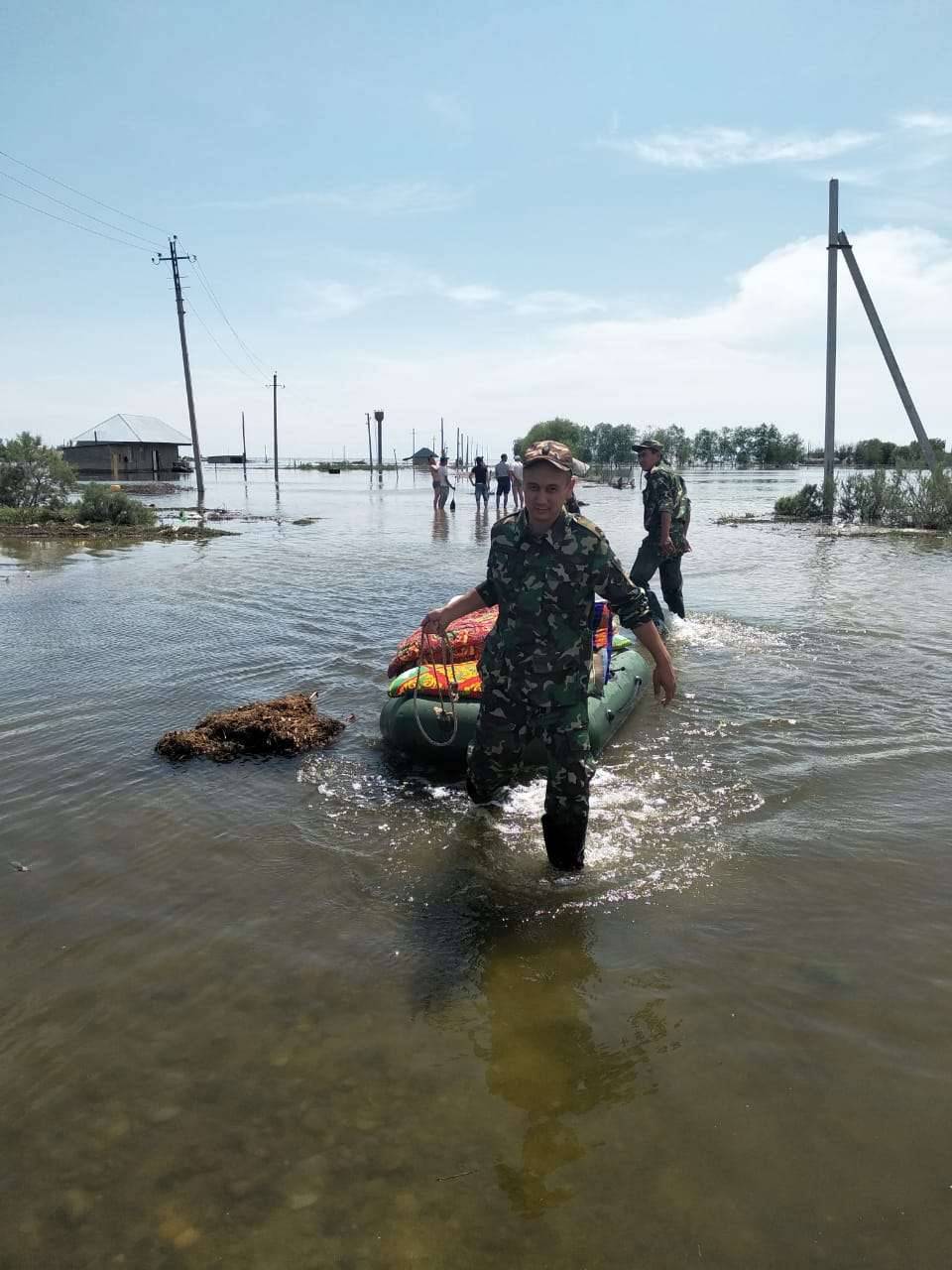 Спасатели вывозят вещи жителей