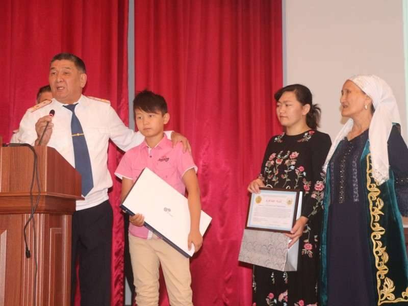 Юному герою подарили ноутбук и вручили грамоту