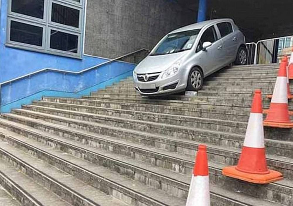 Чтобы авто не съехало вниз, прохожие подпёрли колёса кирпичами