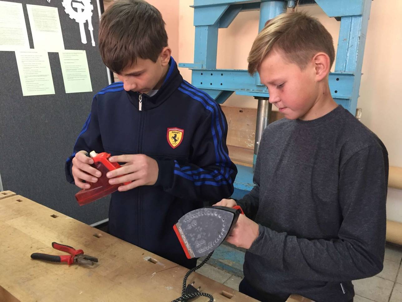 Дети обучаются ремонту электротехники в общественной мастерской Zhas Sheber.