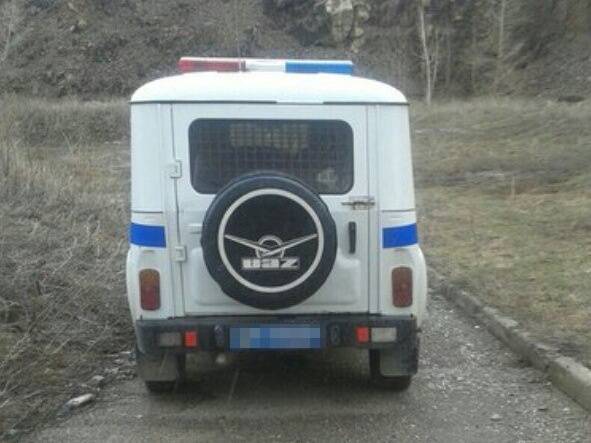 Полицейские спрятались на окраине города и решили поспать