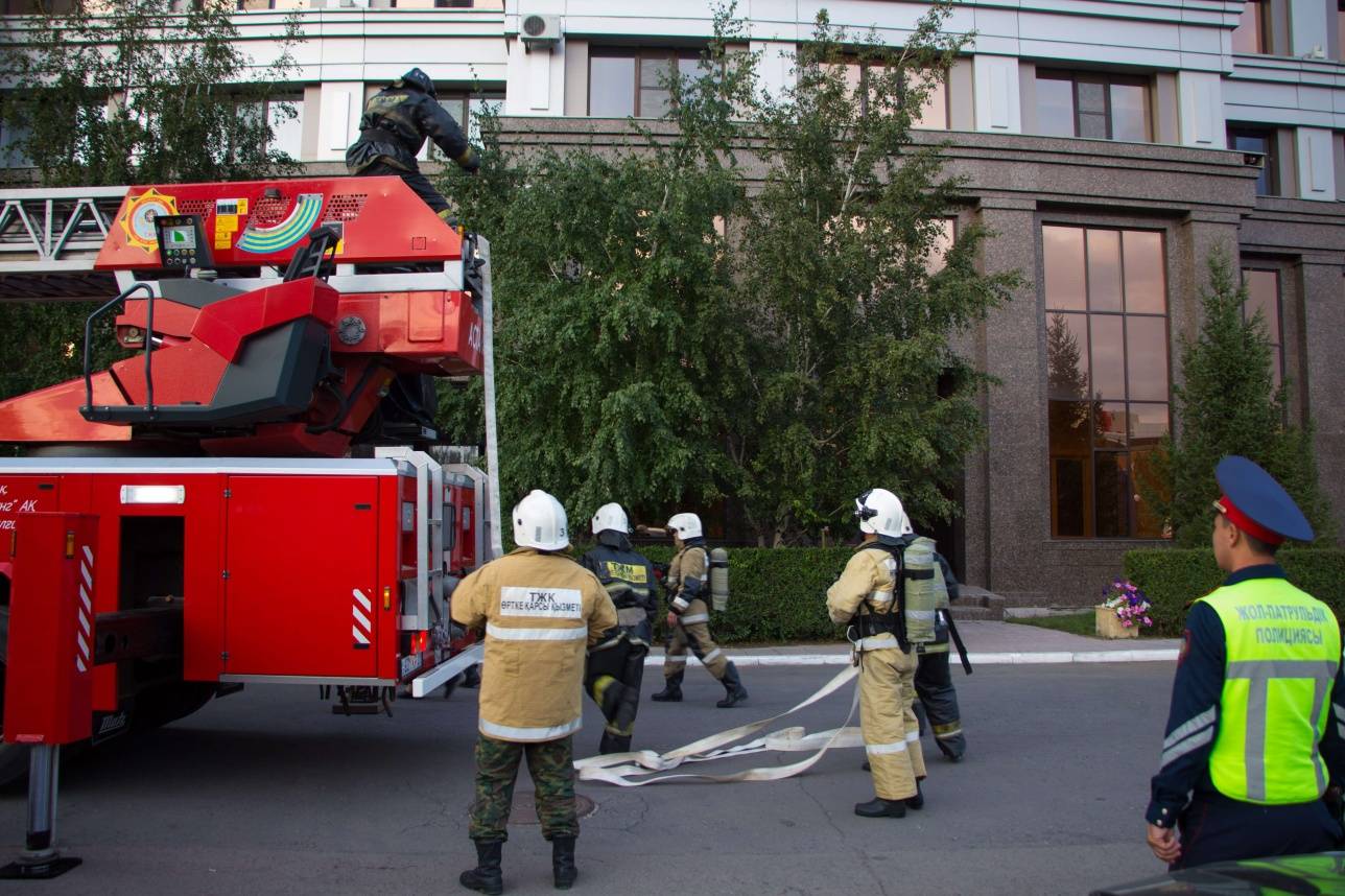 В здании "КазМунайГаза" горит кровля