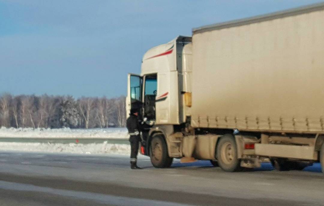 Мужчина с жезлом на трассе в Акмолинской области