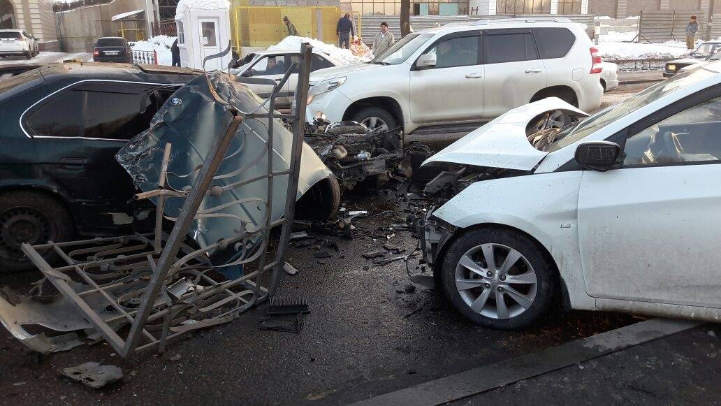 Причины, по которым машину повело, предстоит выяснить полиции