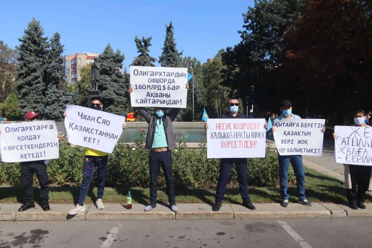 Митингке келгендер талаптарын плакатқа жазып жеткізді