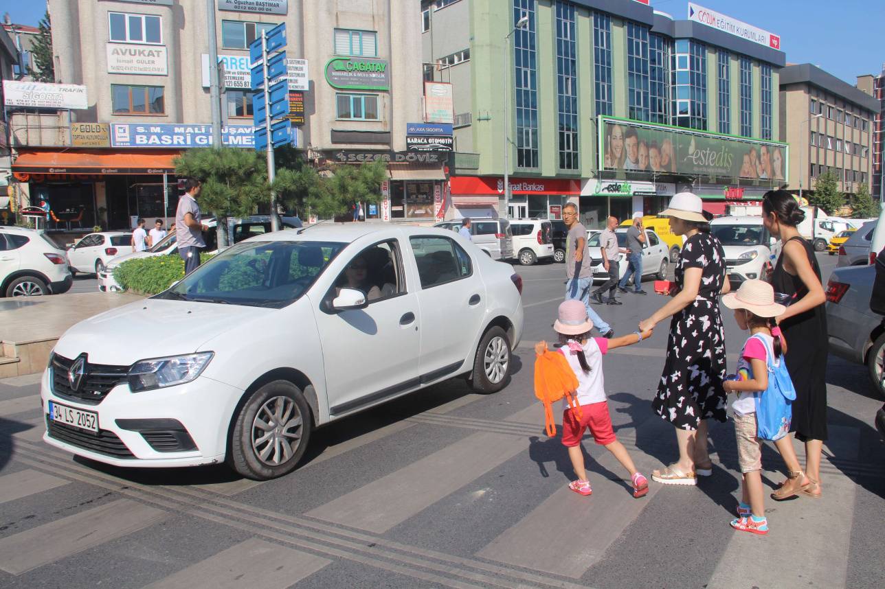 Көшенің кез келген жерінен қызыл шыраққа да қарамай өтіп жатқан адамдарды көресіз