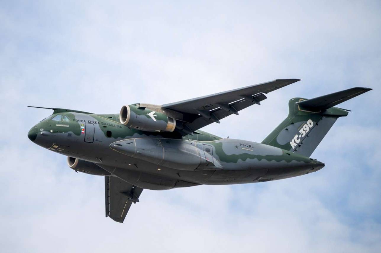 Бразильский транспортник КС 390 производства Embraer