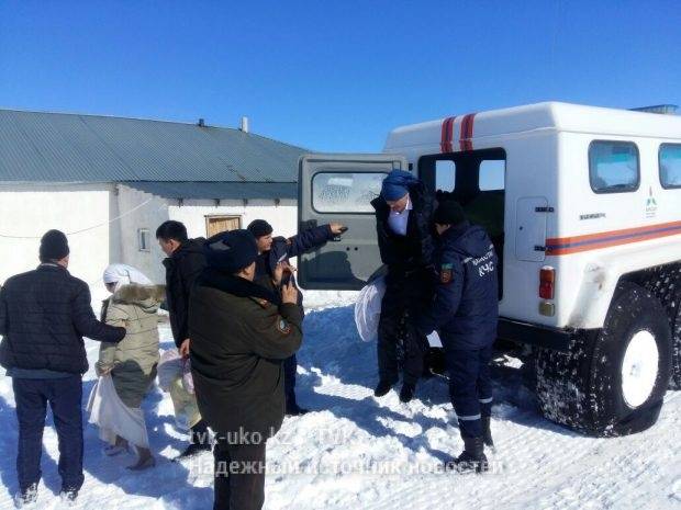 Автомобиль с молодожёнами застрял в метель на перевале