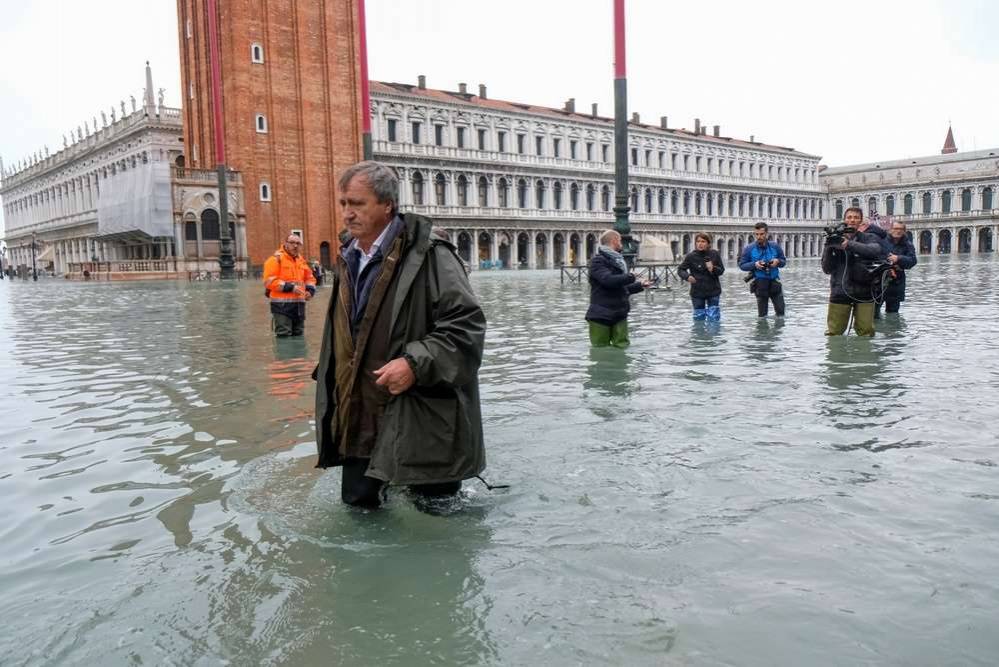 Главная достопримечательность Венеции - площадь Святого Марка - в воде