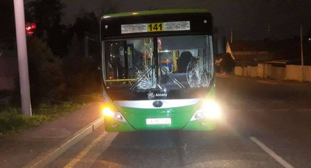 Автобус сбил пешеходов в Алматы
