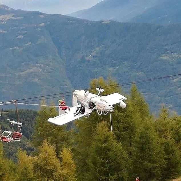 Самолёт повис на проводах