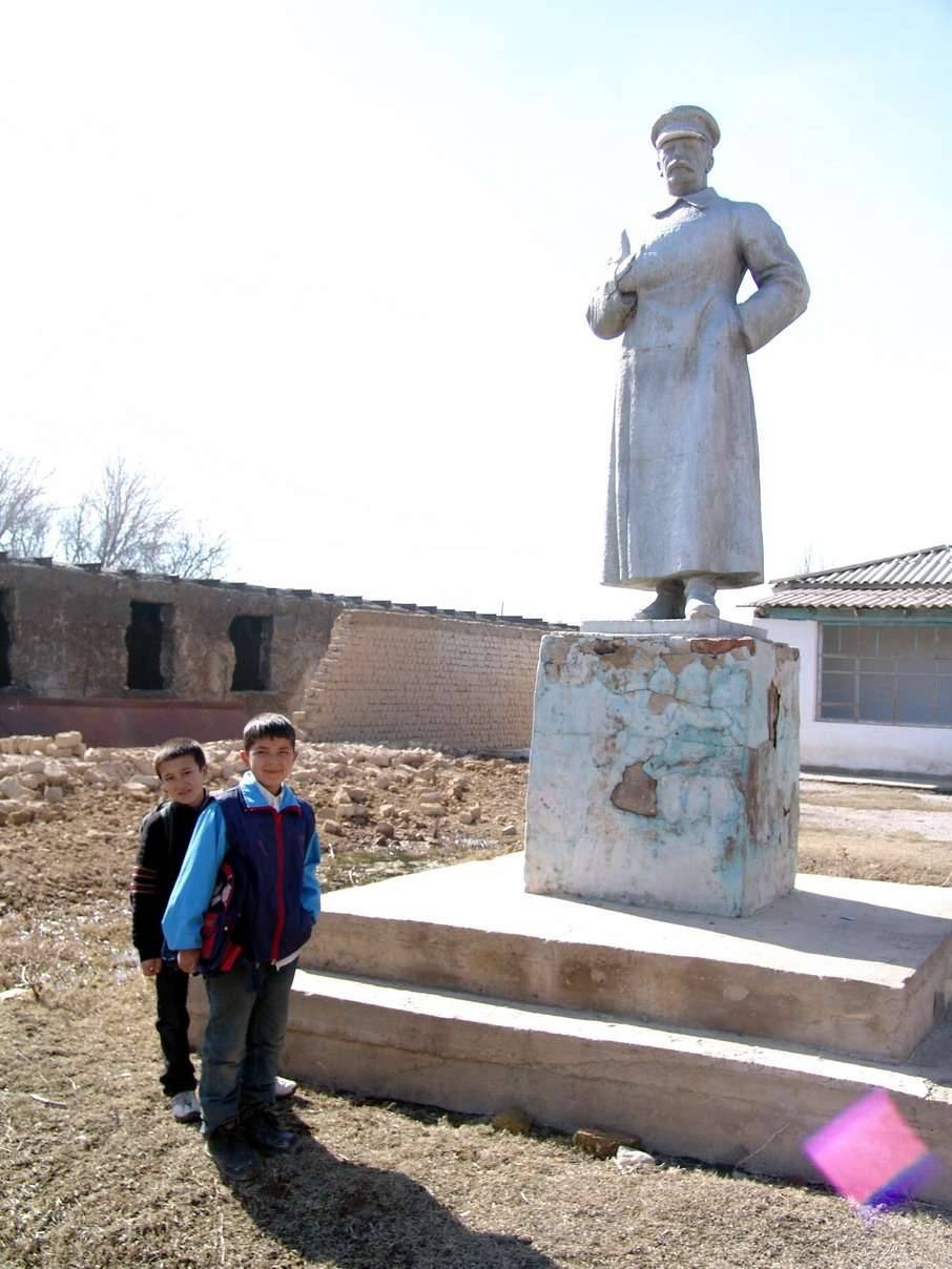 Памятник Сталину в кишлаке Старый Икан (Южно-Казахстанская область)