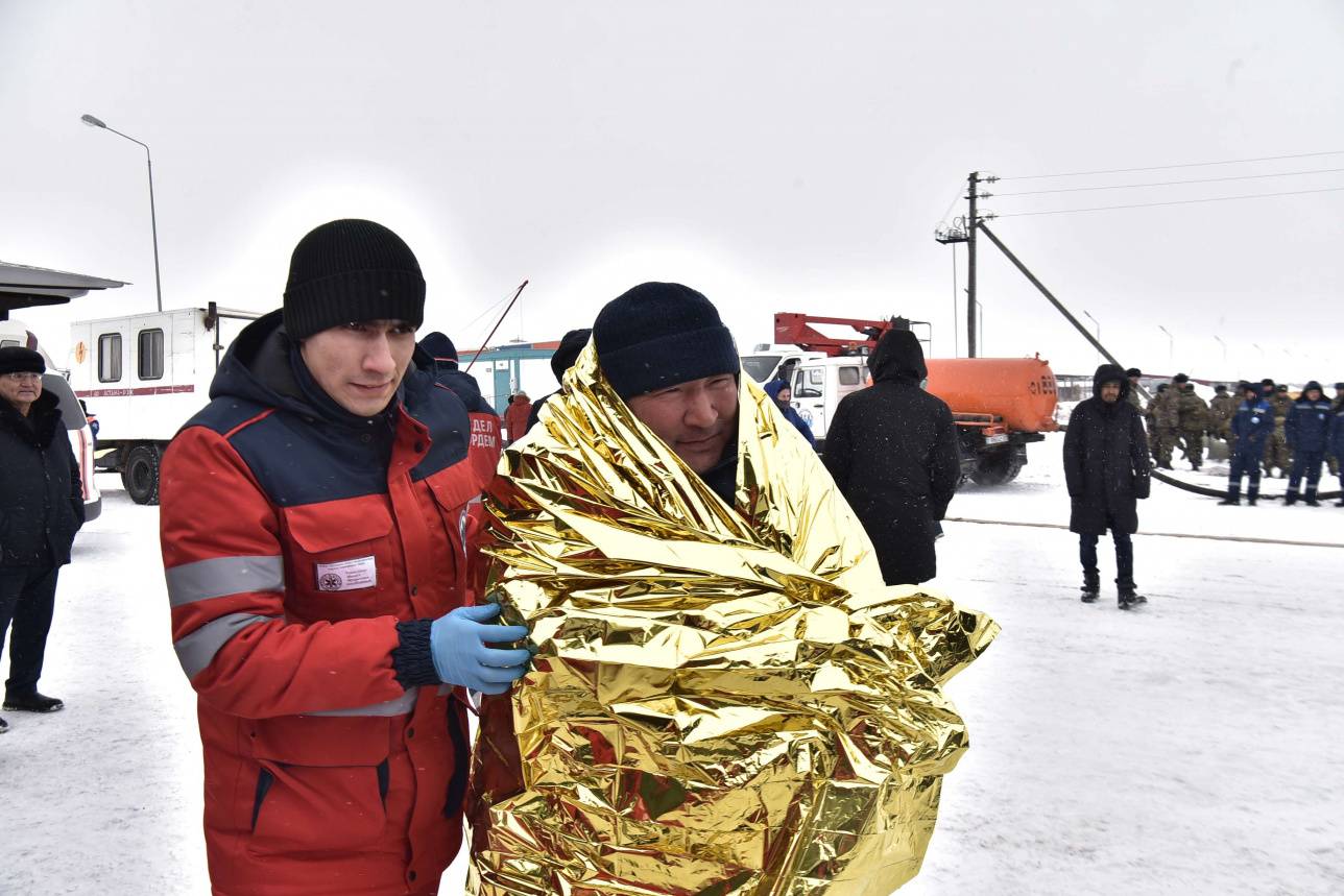 Пострадавших спасатели доставили в пункт обогрева при штабе учений. 