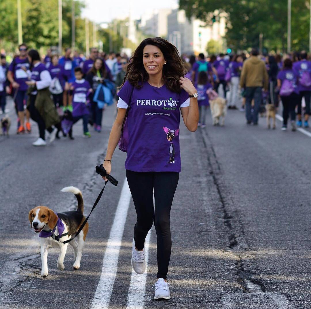 Испанцы вышли на марафон вместе с собаками