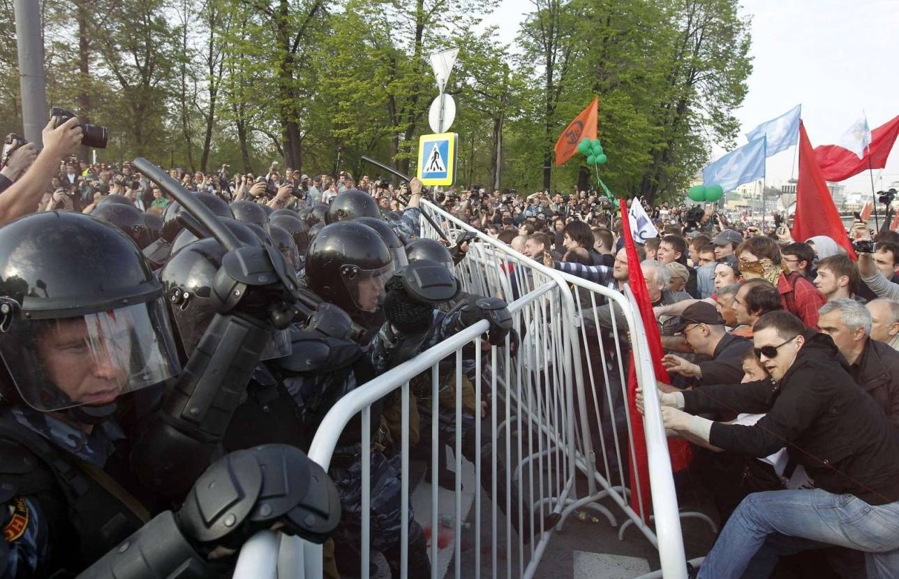 Столкновения с полицией на Болотной площади в Москве 6 мая 2012 года