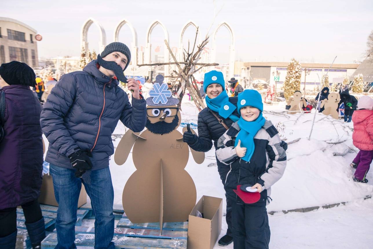 За картонных снеговиков участникам раздали призы