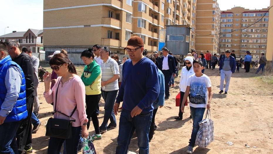 Обманутые Жумабековым дольщики идут заселяться в свои квартиры