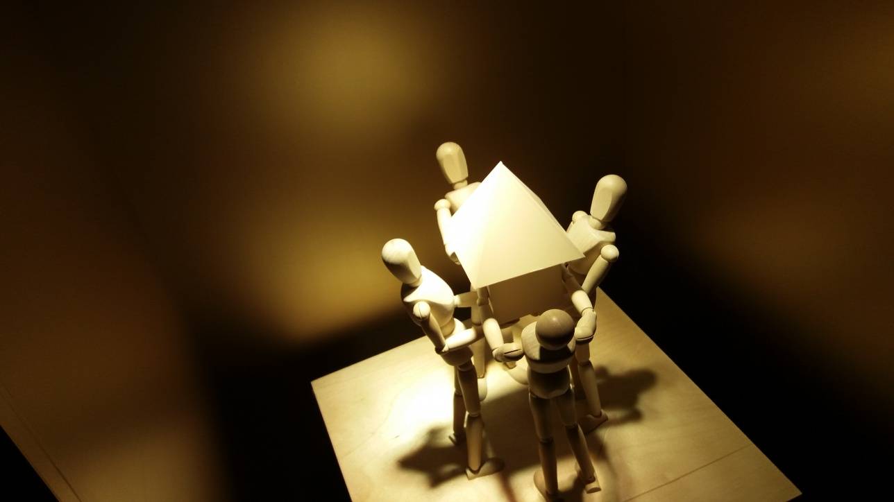 Экспозиция, символизирующая помощь детям