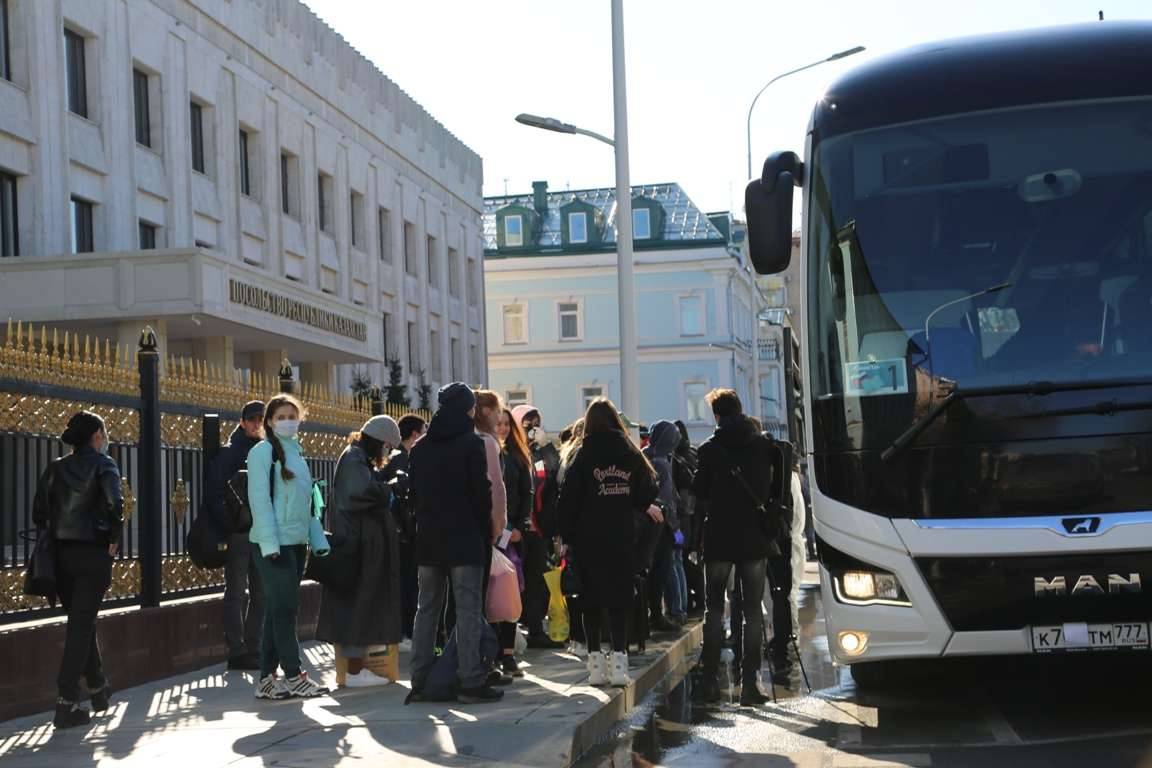 250казахстанских студентов возвращаются домой из Москвы на автобусе